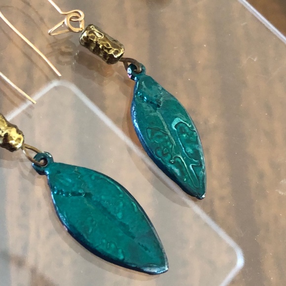 NWOT green closed lock french wire  dimensional leaf earrings - Picture 2 of 12